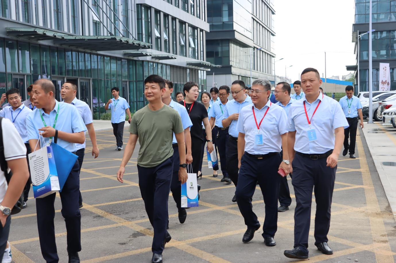 我市迎接2023-2024年度“中国建筑工程装饰奖”幕墙组复查(图2)