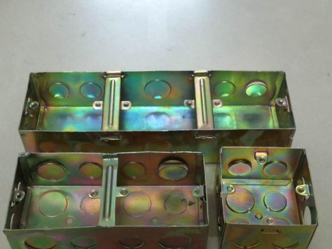 电线暗盒装金属的还是塑料的?一旦用了这种真不知后果多严重!(图3) 电线暗盒装金属的还是塑料的?一旦用了这种真不知后果多严重!(图3)