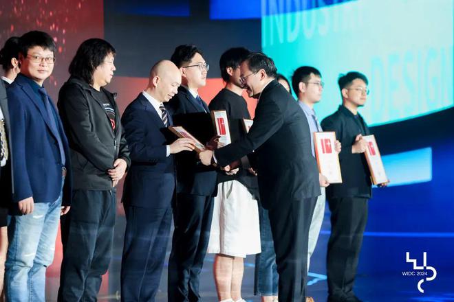 2024世界工业设计大会举行 IXDC主席胡晓荣膺“十佳设计推动人物”!